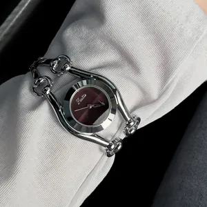 Nahaufnahme der Scottie Damenarmbanduhr mit hohlem Stahlarmband und rotem Zifferblatt.