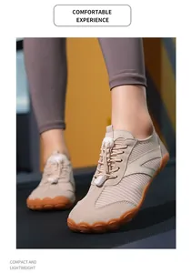 Vista detallada de zapatillas de fitness descalzas beige usadas en una cinta de correr