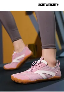 Vista lateral de zapatillas de fitness rosas ligeras en una cinta