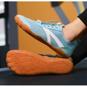 Detalle de primer plano de zapatos acuáticos azul cielo con suela de goma antideslizante