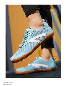 Zapatillas de fitness ligeras azules descalzas usadas en una cinta de correr para gimnasio