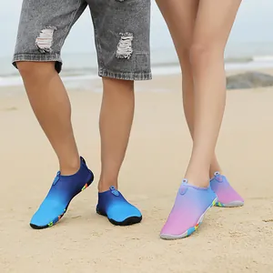 Scarpe da scoglio traspiranti e ad asciugatura rapida per uomo e donna in spiaggia.