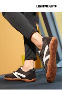 Vista detallada de zapatillas de fitness descalzas marrones con suela de goma flexible