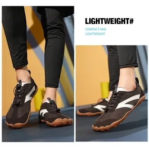 Zapatos de fitness minimalistas con parte superior de malla marrón y suela de goma