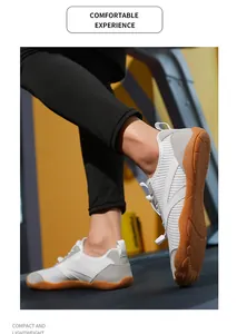 Vista detallada de zapatillas de gimnasia blancas descalzas en una cinta de correr.