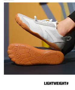 Detalle de zapatos para vadear descalzos con malla y suela de goma texturizada