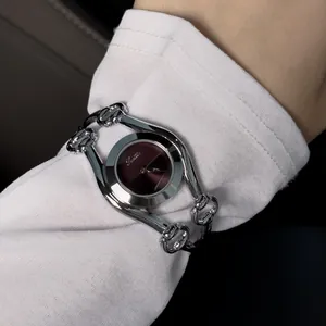 Elegante Scottie Damenuhr in Silber mit hohlgliedrigem Armband und rotem Zifferblatt