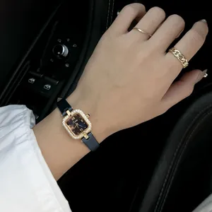Elegante Detailaufnahme der quadratischen Scottie-Luxusuhr mit Lederarmband am Handgelenk