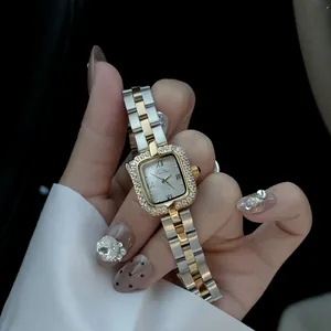 Dettaglio dell'orologio al quarzo quadrato Scottie con lunetta in diamanti e acciaio