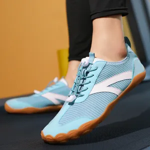 Lichtgewicht blauwe blotevoetenschoenen voor fitness en watersporten op het strand