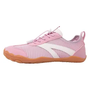 Roze blotevoetenschoenen met ademend mesh en snelsluiting voor strand en wandelen.