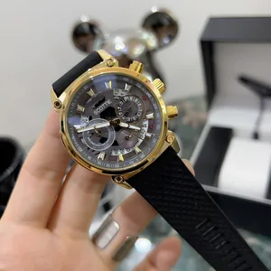 Detalle de cerca del reloj de cuarzo SCOTTIE para hombre con caja dorada y correa de silicona