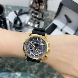 Primer plano del reloj cronógrafo Scottie para hombre con caja dorada y correa de silicona