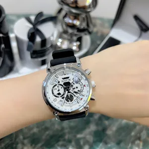Vista detallada del reloj de cuarzo cronógrafo Scottie 3006c con correa de silicona negra