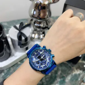 Primer plano del reloj cronógrafo azul Scottie 3006C con correa de silicona en la muñeca