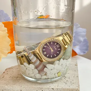 Detailansicht der wasserdichten Scottie-Quarzuhr mit lila Zifferblatt im Wasserglas