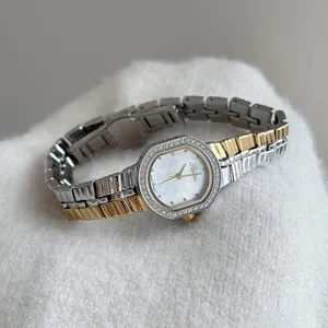 Elegante reloj de cuarzo para mujer con esfera de nácar y bisel con diamantes