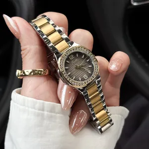 Detailaufnahme der Scottie Luxus-Quarzuhr mit strukturiertem Zifferblatt in Gold