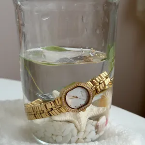 Demostración de impermeabilidad de un reloj mujer octogonal en vaso con estrella