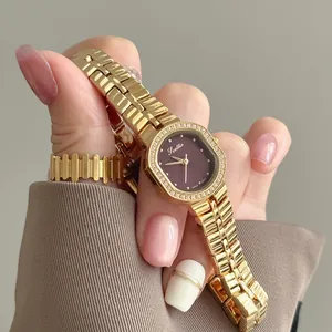 Primer plano del reloj Scottie octogonal dorado con bisel de cristal y esfera morada