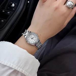Nahaufnahme der Scottie 9895 Vintage-Quarzuhr mit strukturiertem Zifferblatt am Handgelenk