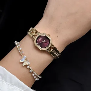 Primer plano del reloj de cuarzo Scottie dorado con esfera de nácar de color púrpura