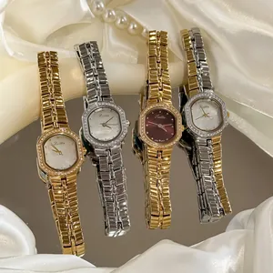 Vista detallada de cuatro relojes de lujo Scottie para mujer con esfera octogonal de nácar
