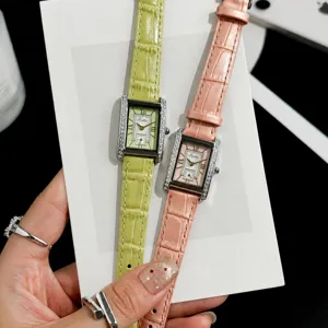 Vista detallada de relojes Scottie vintage con diamantes en colores macarrón verde y rosa.