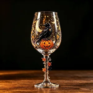Verre à vin Halloween avec un corbeau peint à la main sur un motif de citrouille sculptée