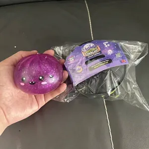 Λεπτομέρεια μωβ glitter ghost squeeze toy μαζί με την αυθεντική του συσκευασία δώρου
