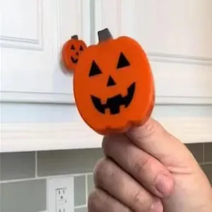 Nahaufnahme eines kleinen orangen Halloween-Kürbis-Dekors mit Jack-O-Lantern-Gesicht.