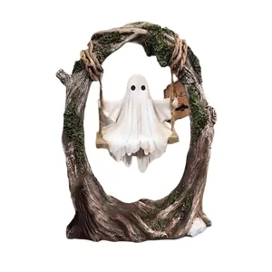 Vue détaillée d'un fantôme d'Halloween sur une balançoire avec arche d'arbre