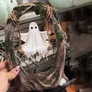 Gros plan d'un fantôme d'Halloween sur une balançoire dans un cadre de tronc moussue