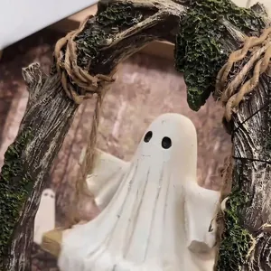 Gros plan détaillé d'une figurine de fantôme sur balançoire pour décor d'Halloween