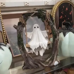 Décoration d'Halloween Fantôme Balançoire Résine Effrayant Fantôme Suspendu sur Branche avec Mousse pour Décoration de Fête Maison