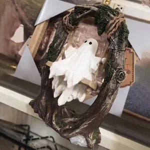 Décoration d'Halloween fantôme sur balançoire avec cadre en branche moussue décor