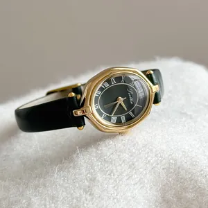 Primo piano dell'orologio al quarzo vintage Scottie con numeri romani e cinturino verde