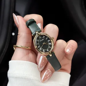 Primo piano dell'orologio Scottie 9856 vintage da donna con numeri romani e cinturino verde.