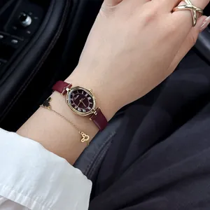 Primo piano dell'orologio da donna vintage Scottie con cinturino in pelle bordeaux