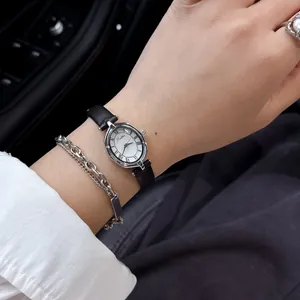 Primo piano di un orologio Scottie da donna con numeri romani e cinturino in pelle.