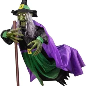 Vista detallada de una bruja de Halloween animada con piel verde y capa de color púrpura