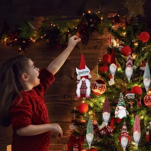 Handgemachte Weihnachtsgnom-Anhänger an einem festlich geschmückten Weihnachtsbaum