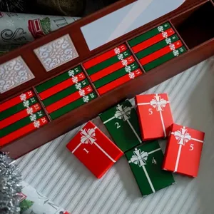 Dettaglio calendario dell'avvento di 25 giorni con mini scatole regalo rosse e verdi.