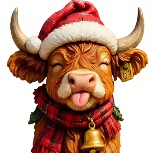 Gedetailleerd zicht op het 3D Highland koe kerstornament met kerstmuts en gouden bel
