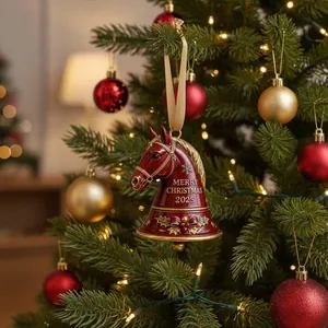 Dettaglio di un campanello a forma di cavallo vintage per l'albero di Natale 2025
