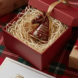 Vista dettagliata di un campanello a testa di cavallo rosso in una confezione regalo