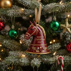 Dettaglio di ornamento a campana di cavallo vintage rosso con testo Merry Christmas 2025