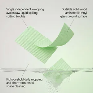 Détail des feuilles de nettoyage de sol vertes se dissolvant dans l'eau pour le lavage
