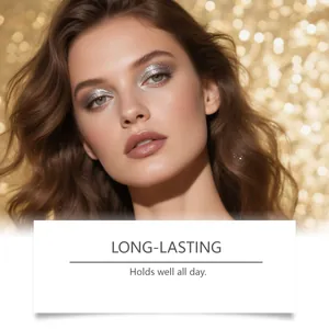 Mannequin montrant un maquillage scintillant avec un eye-liner gel longue tenue.