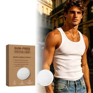 Detalle del parche de microagujas autobronceador con un modelo masculino al aire libre.